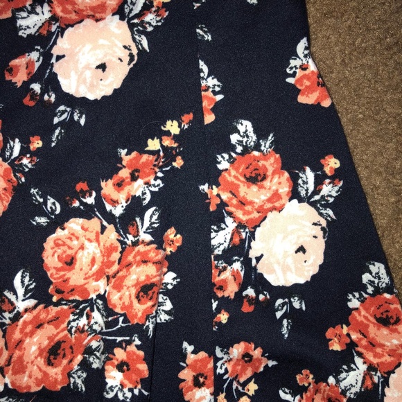 (Sold)Try this Floral off shoulder top L - Picture 4 of 5